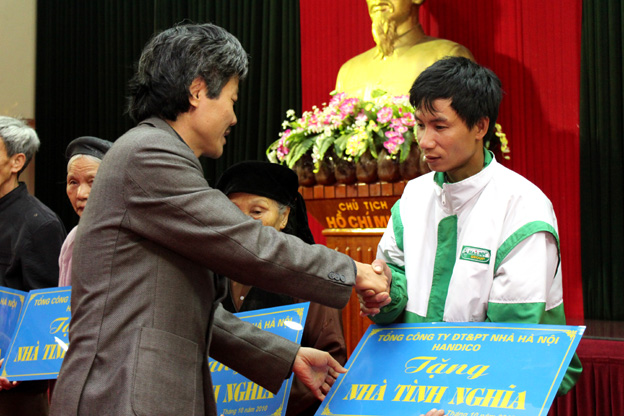 Trao nhà tình nghĩa cho 5 gia đình có công tại huyện Chương Mỹ